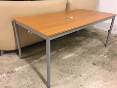 Skrivbord/bord